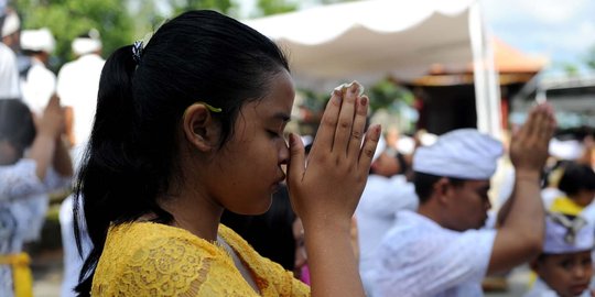 Foto Kekhusyukan Doa Umat Hindu Di Bali Saat Rayakan Kuningan Merdeka Com