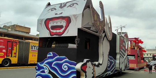 Rayakan Cap Go Meh, peserta karnaval buat mobil raksasa