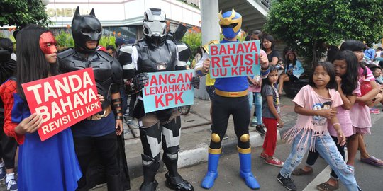 Aksi Superhero keliling Bundaran HI tolak revisi UU KPK