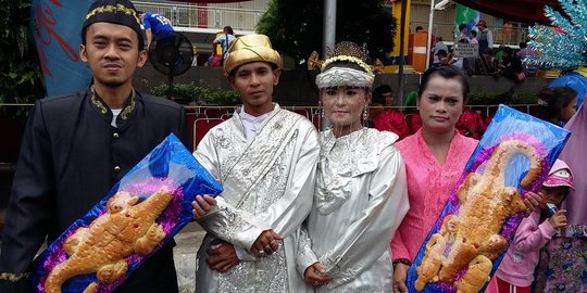 Ikut perayaan Cap Go Meh, sepasang pengantin ini bawa roti buaya