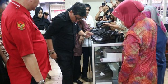 Kunjungi Dolly, Sekjen PDIP borong batik tulis dan sepatu