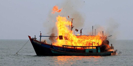 30 Kapal illegal fishing diledakkan secara serentak di 5 lokasi