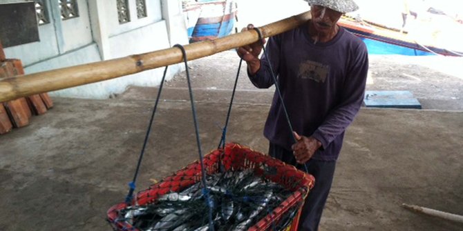 20 Ton ikan Mas dan Nila milik petani di Agam mati mendadak | merdeka.com