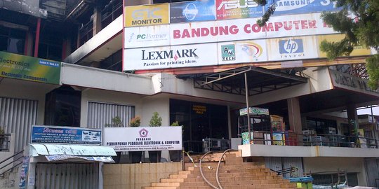 Plaza pusat elektronik dan komputer di Bandung kembali terbakar