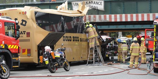 Bak film action, bus ini terobos jembatan setinggi 3 meter