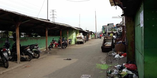 Pencari barang bekas mencoba peruntungan di pembongkaran Kalijodo