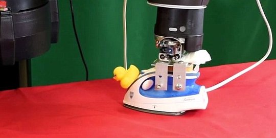 Hebat, robot ini mampu menyetrika sebaik manusia