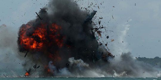 Momen peledakan kapal illegal fishing Malaysia dan Vietnam di Batam