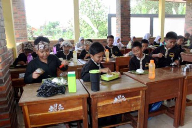 pelajar purwakarta diperbolehkan bawa bantal dan tidur siang di sekolah