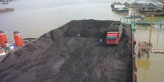 Batu bara di Penajam terbakar, puluhan warga sesak dan muntaber