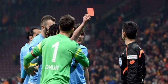 Ini aksi kocak pemain Liga Super Turki kartu merah wasit