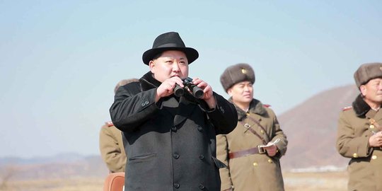 Senangnya Kim Jong-un lihat manuver jet tempur Korut