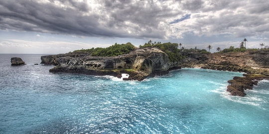 Pacu adrenalin di laut Nusa Lembongan dengan cliff jumping