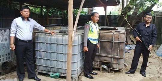 6 Orang ditangkap saat Polda Riau gerebek penimbunan BBM ilegal