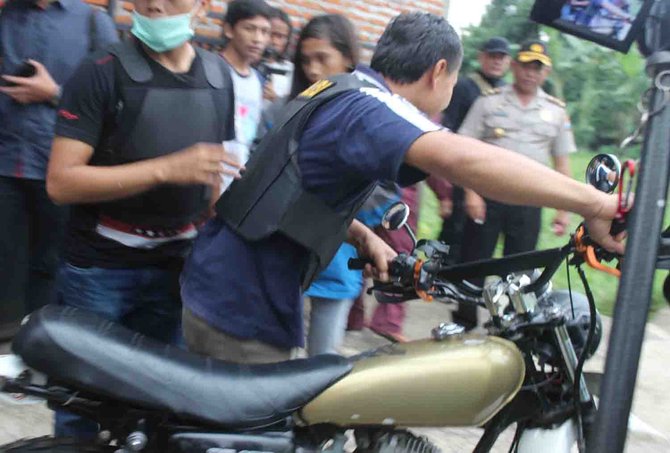 hasil penyitaan kendaraan di rumah terduga teroris di malang