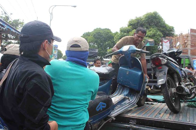 hasil penyitaan kendaraan di rumah terduga teroris di malang