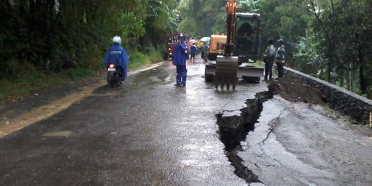 Diguyur hujan deras, jalan di Banyumas ambles