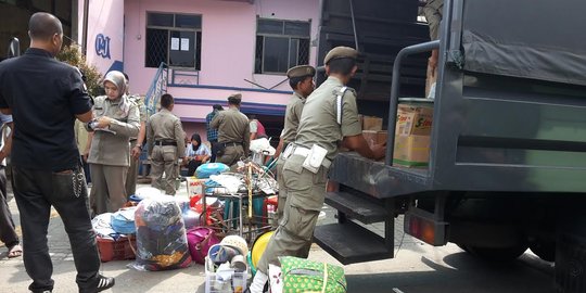 Aparat gabungan bantu warga Kalijodo angkat barang