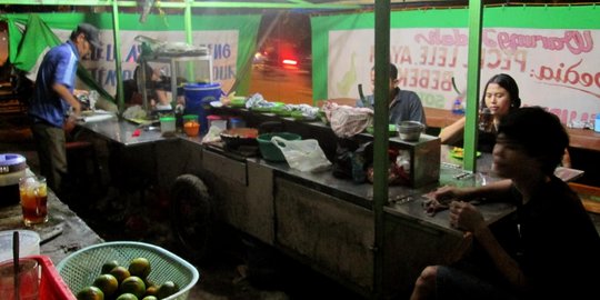 Penghasilan pas-pasan, Aipda Suyono nyambi buka warung kaki lima