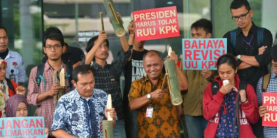 Tiktak politik revisi UU KPK dan RUU Pengampunan Pajak