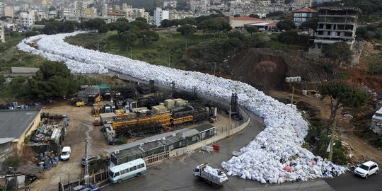 Penampakan jalan umum Lebanon berubah jadi tempat pembuangan sampah