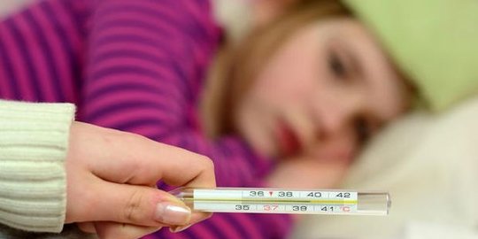 Jangan panik, ini 9 tips cerdas atasi demam pada anak