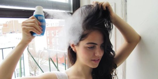 Segala hal tentang dry shampoo yang perlu kamu ketahui