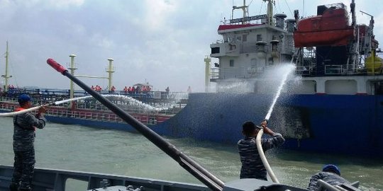 Satgas Perbatasan berjibaku padamkan kapal yang terbakar di laut