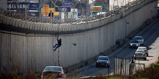 Aksi nekat pria Palestina panjat tembok Israel demi cari pekerjaan