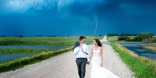 dengan latar belakang tornado