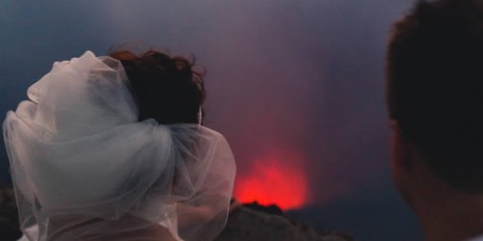 di dekat gunung berapi yang menyemburkan lahar