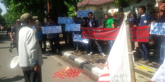 Demo aktivis di sidang kasus Salim Kancil tuntut pelaku dihukum mati