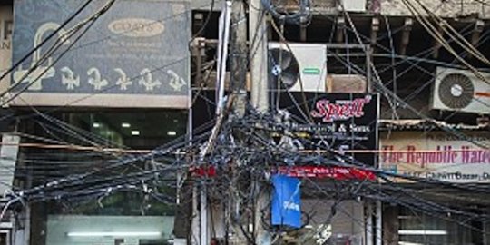 Banyak kabel Telkom di jalanan Surabaya semrawut