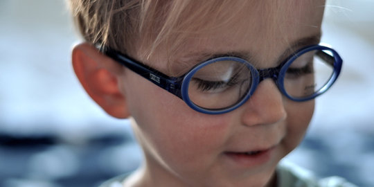 Kenali 9 tanda mata anak butuh pertolongan kacamata