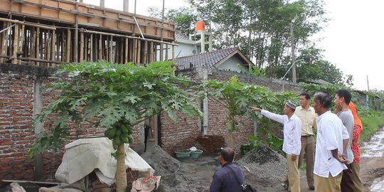Buruh bangunan tewas tersengat listrik saat mengecor atap rumah