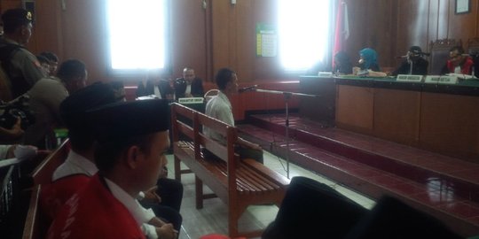 Anak Salim Kancil jadi saksi, sidang digelar tertutup