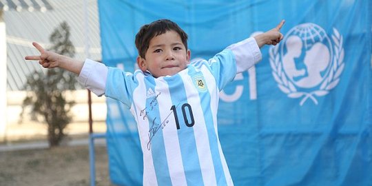 Bocah 'kresek' Afganistan dapat kaos bertanda tangan Messi