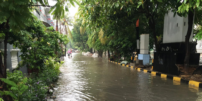 Diguyur Hujan Semalaman Sejumlah Jalan Di Kelapa Gading