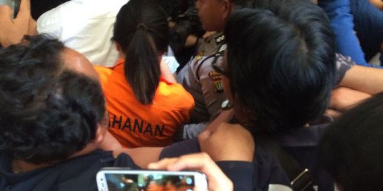 polisi tak tunjukkan surat saat geledah rumah jessica rev1