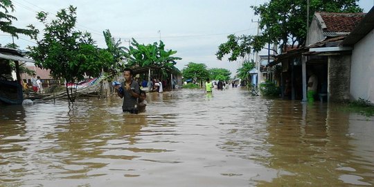 Ketinggian banjir di Cikampek lebih 1 meter, ratusan rumah terendam