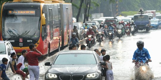 Ahok kesal got dipenuhi kabel bikin air tak ngalir & timbul genangan