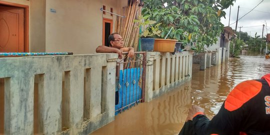 Banjir rendam ratusan rumah di Cikampek, warga enggan 