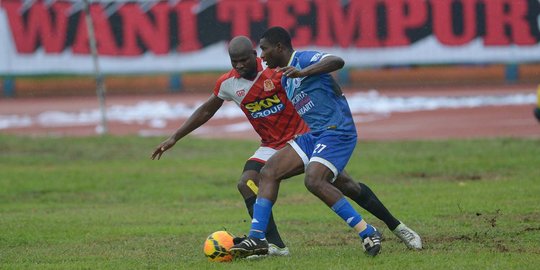 Aksi pesepak bola profesional meriahkan laga Tarkam Bupati Cup 2016