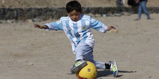 Kegembiraan bocah berkostum kresek dapat jersey dari Messi