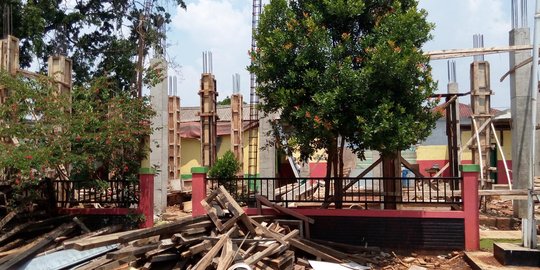 Pembangunan gedung mangkrak, Siswa SD Curug 2 belajar seadanya