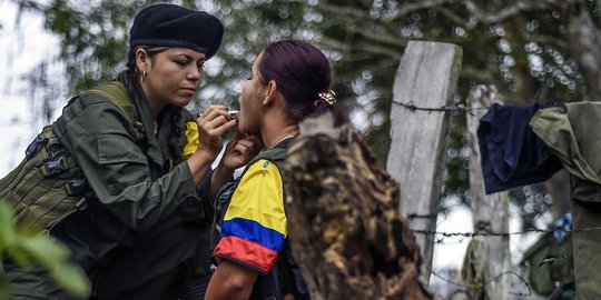 Intip kesibukan tentara wanita Kolombia rias wajah sebelum patroli