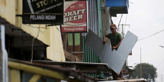 Melihat lebih dekat aktivitas warga Kalijodo bongkar-bongkar rumah