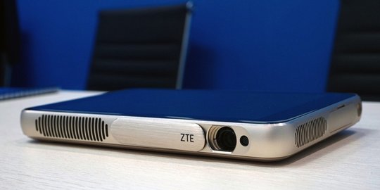 Paket lengkap, proyektor ZTE ini terpasang tablet di atasnya