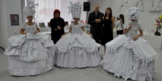 Kreatif desainer Rusia  bikin gaun  pengantin  indah dari 