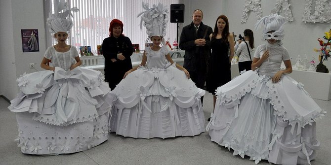 Kreatif desainer Rusia  bikin gaun  pengantin  indah dari 